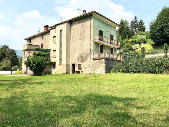 Porzione di casa da ristrutturare con 800 mq di giardino Albino