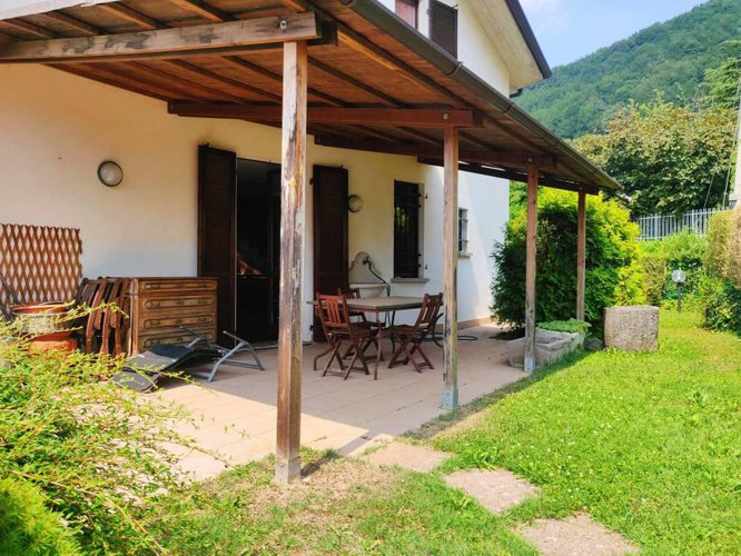 Villetta a schiera immersa nel verde