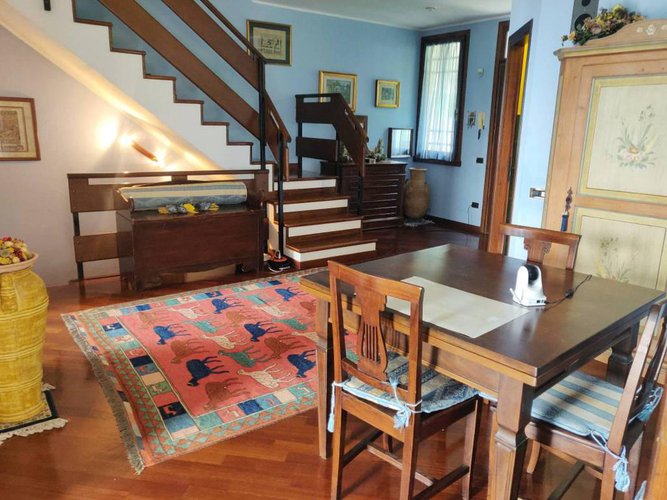 Villetta a schiera immersa nel verde Albino