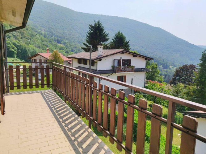 Villetta a schiera immersa nel verde Albino