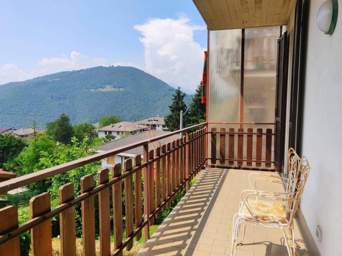 Villetta a schiera immersa nel verde Albino