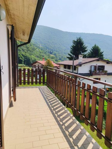 Villetta a schiera immersa nel verde Albino