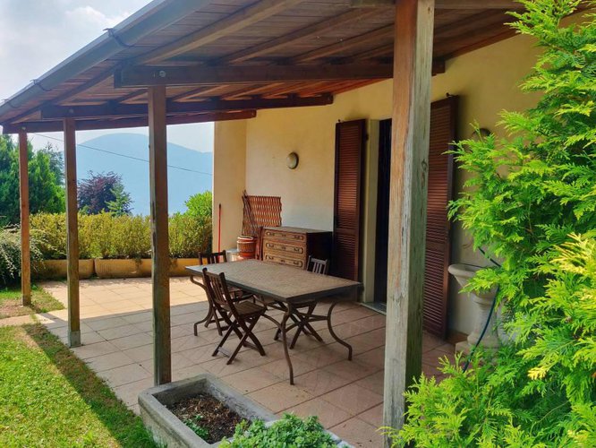 Villetta a schiera immersa nel verde Albino