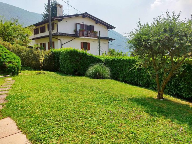 Villetta a schiera immersa nel verde Albino