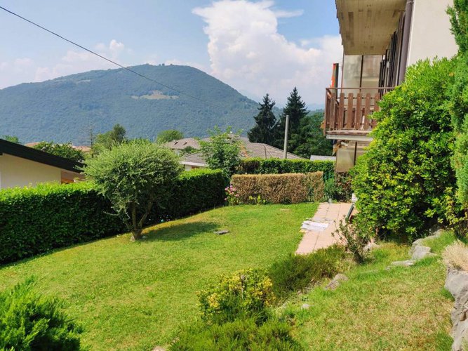 Villetta a schiera immersa nel verde Albino