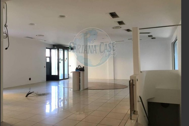 Negozio con vetrine zona supermercato come nuovo Vertova