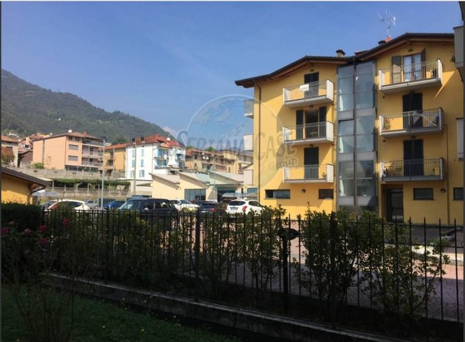 Negozio con vetrine zona supermercato come nuovo Vertova