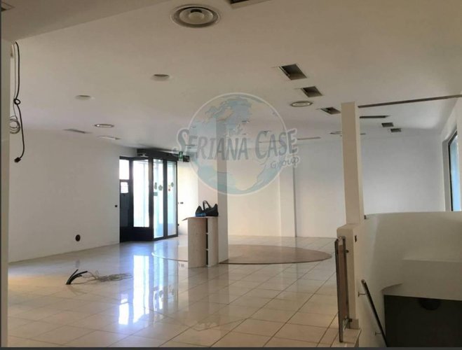 Negozio con vetrine zona supermercato come nuovo Vertova