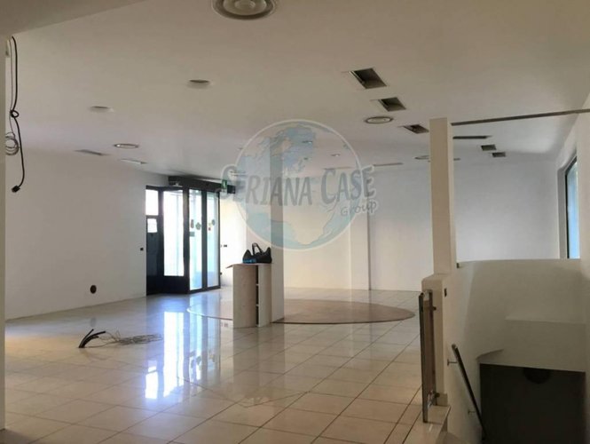 Negozio con vetrine zona supermercato come nuovo Vertova