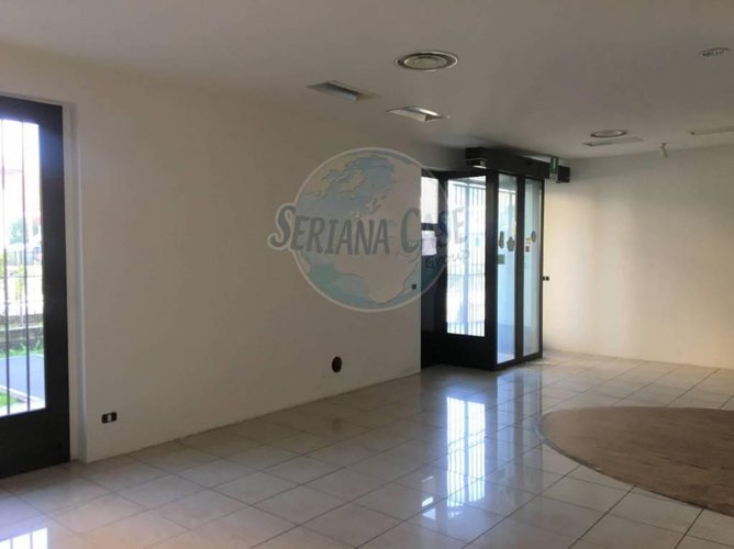 Negozio con vetrine zona supermercato come nuovo Vertova