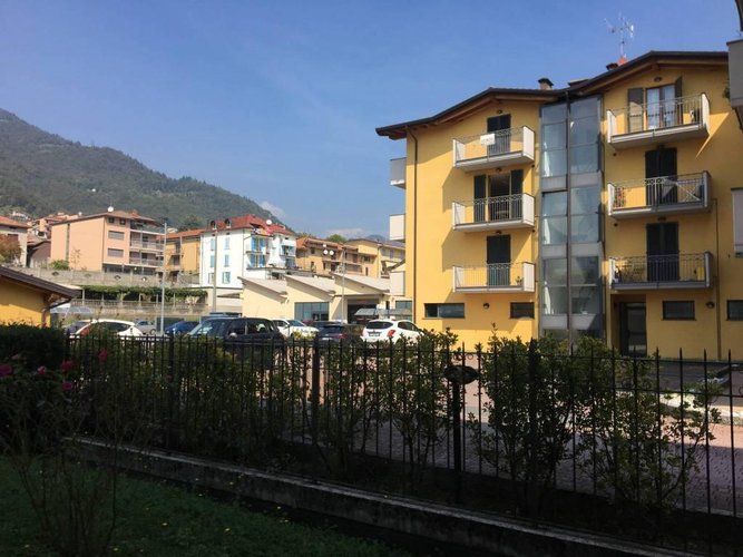 Negozio con vetrine zona supermercato come nuovo Vertova