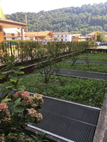 Negozio con vetrine zona supermercato come nuovo Vertova