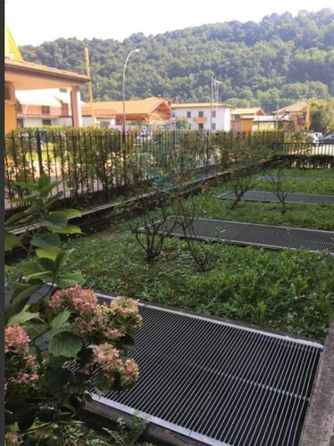 Negozio con vetrine zona supermercato come nuovo Vertova