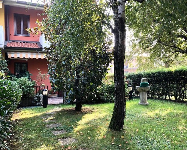 Splendida villa di testa con giardino, taverna. Ampi spazi!