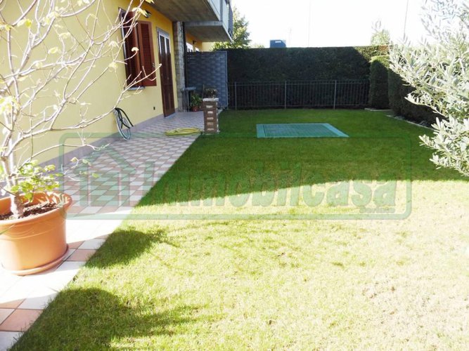 SERIATE IN VILLA 145 MQ 4 LOCALI TAVERNA GIARDINO BOX DOPPIO Seriate