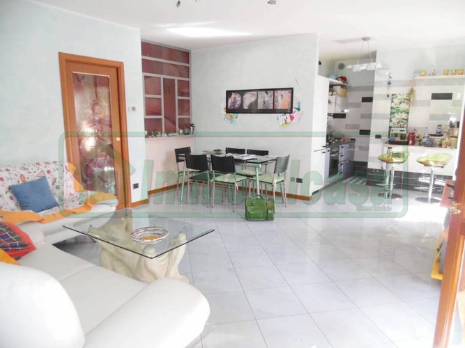 SERIATE IN VILLA 145 MQ 4 LOCALI TAVERNA GIARDINO BOX DOPPIO Seriate