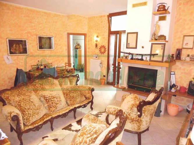 SERIATE IN VILLA 145 MQ 4 LOCALI TAVERNA GIARDINO BOX DOPPIO Seriate