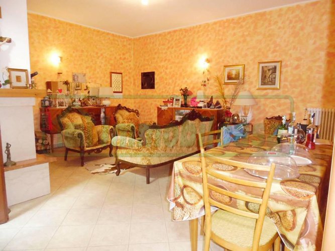 SERIATE IN VILLA 145 MQ 4 LOCALI TAVERNA GIARDINO BOX DOPPIO Seriate