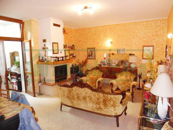 SERIATE IN VILLA 145 MQ 4 LOCALI TAVERNA GIARDINO BOX DOPPIO Seriate