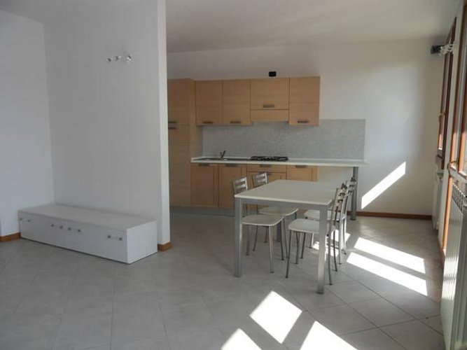TRILOCALE NUOVO ARREDATO CON BOX DOPPIO E CANTINA