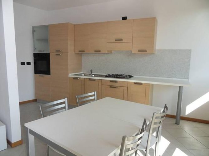 TRILOCALE NUOVO ARREDATO CON BOX DOPPIO E CANTINA Bagnatica