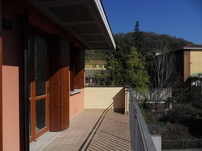 TRILOCALE NUOVO ARREDATO CON BOX DOPPIO E CANTINA Bagnatica
