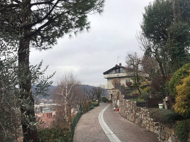PRESTIGIOSA VILLA SINGOLA CON 3 APPARTAMENTI