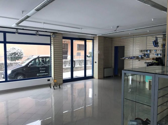 NEGOZIO+MAGAZZINO+POSTI AUTO IN AREA PRIVATA Torre Boldone