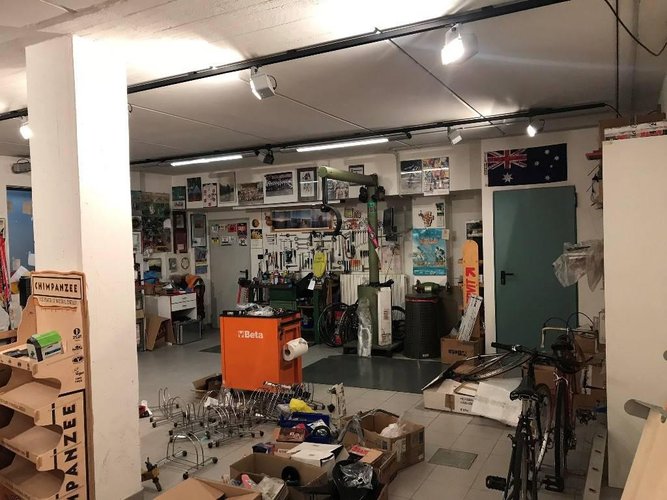 NEGOZIO+MAGAZZINO+POSTI AUTO IN AREA PRIVATA Torre Boldone