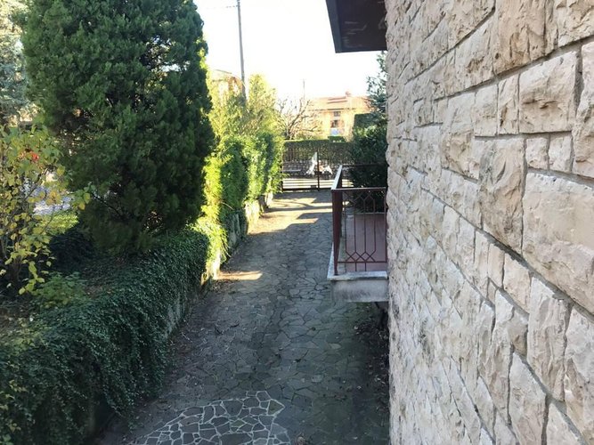 VILLA SINGOLA CON 1000 mq. DI GIARDINO Bergamo