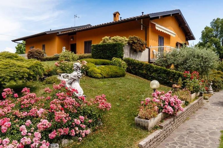 VILLA SINGOLA SUDDIVISA IN DUE ABITAZIONI