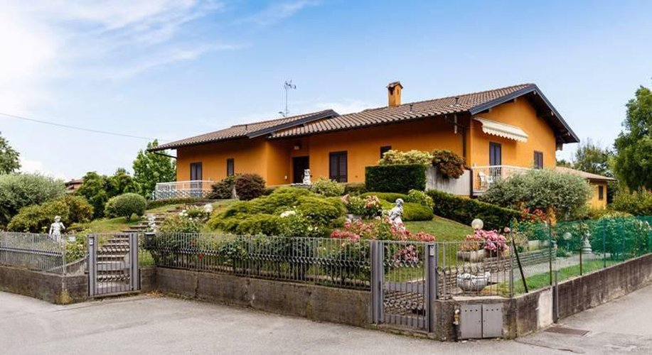 VILLA SINGOLA SUDDIVISA IN DUE ABITAZIONI Torre Boldone