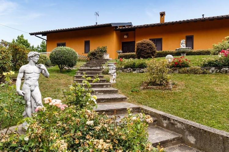 VILLA SINGOLA SUDDIVISA IN DUE ABITAZIONI Torre Boldone
