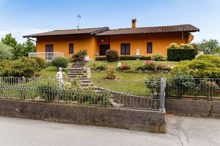 VILLA SINGOLA SUDDIVISA IN DUE ABITAZIONI Torre Boldone