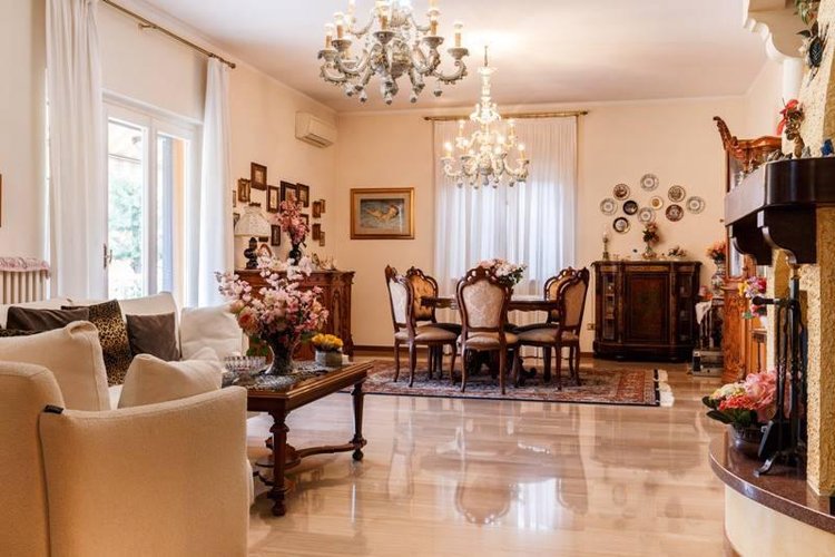 VILLA SINGOLA SUDDIVISA IN DUE ABITAZIONI Torre Boldone