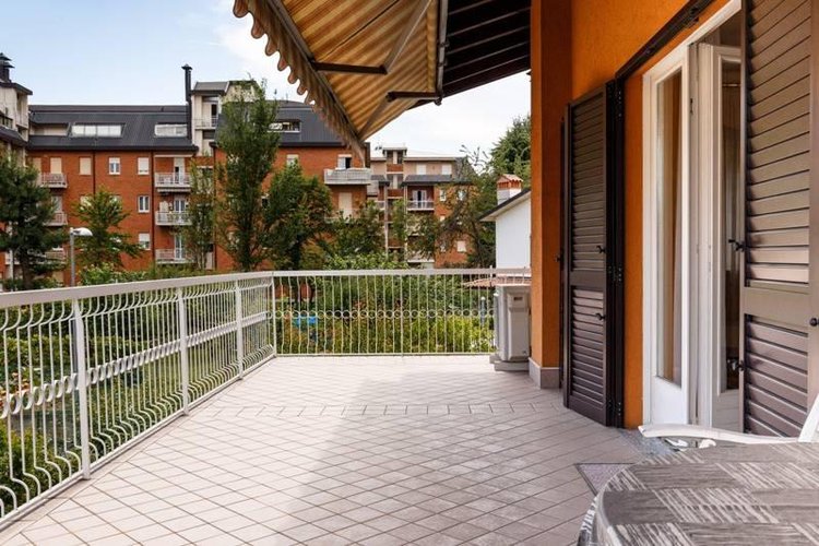 VILLA SINGOLA SUDDIVISA IN DUE ABITAZIONI Torre Boldone