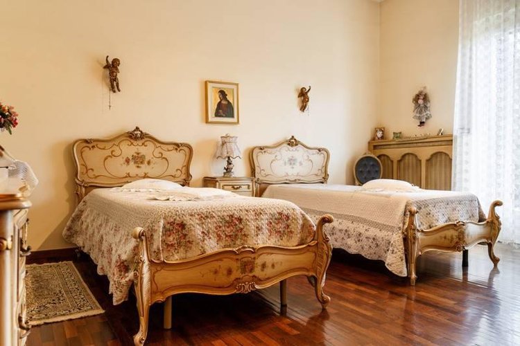 VILLA SINGOLA SUDDIVISA IN DUE ABITAZIONI Torre Boldone