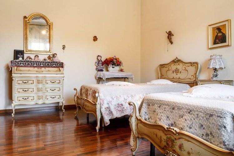 VILLA SINGOLA SUDDIVISA IN DUE ABITAZIONI Torre Boldone