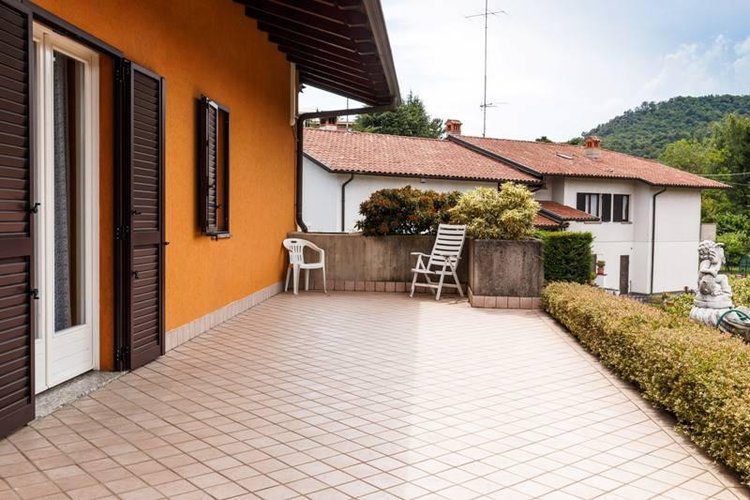 VILLA SINGOLA SUDDIVISA IN DUE ABITAZIONI Torre Boldone