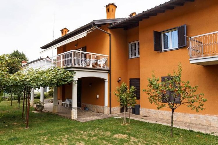 VILLA SINGOLA SUDDIVISA IN DUE ABITAZIONI Torre Boldone