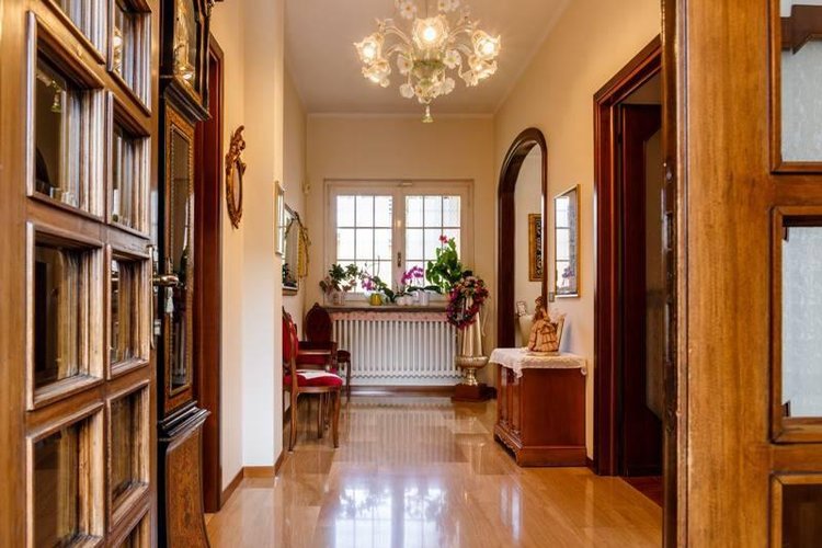 VILLA SINGOLA SUDDIVISA IN DUE ABITAZIONI Torre Boldone