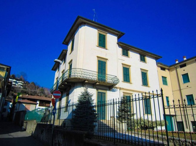 NEMBRO VILLA CON 400 MQ DI GIARDINO