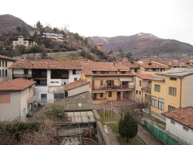 NEMBRO VILLA CON 400 MQ DI GIARDINO Nembro