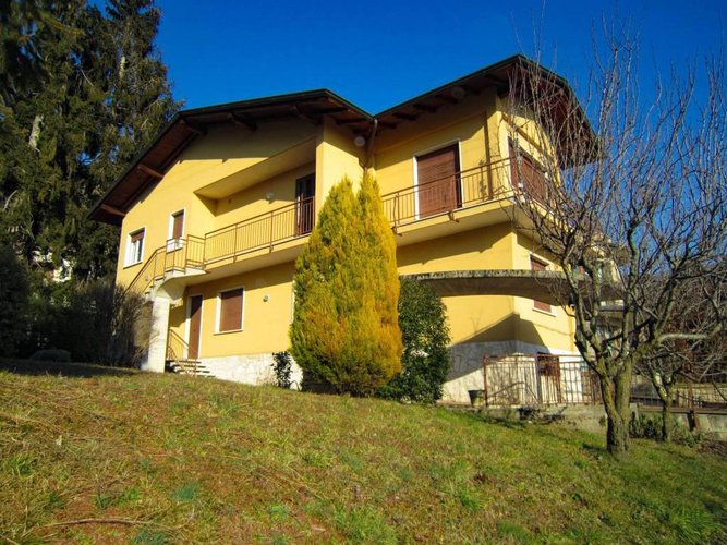 NEMBRO-LONNO VILLA SINGOLA CON GIARDINO PRIVATO