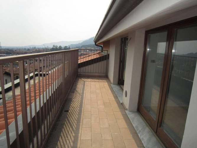 NEMBRO MANSARDA RISTRUTTURATA Nembro