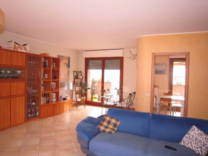 NEMBRO QUADRILOCALE CON DOPPI SERVIZI Nembro