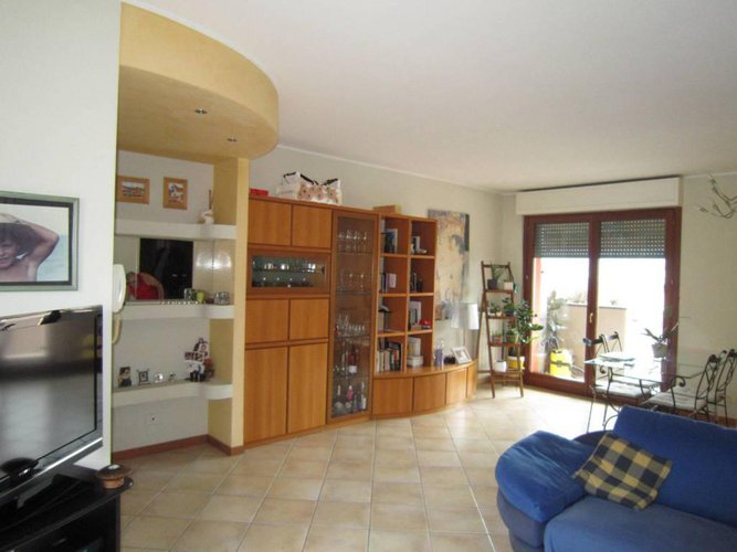 NEMBRO QUADRILOCALE CON DOPPI SERVIZI Nembro