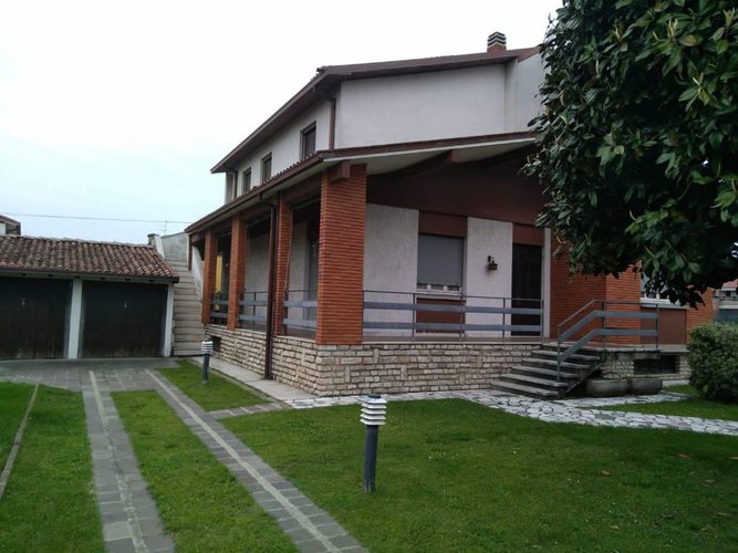 VILLA DISPOSTA SU DUE PIANI