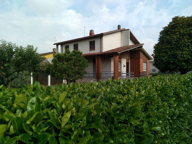 VILLA DISPOSTA SU DUE PIANI Chiari