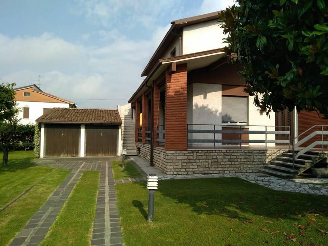 VILLA DISPOSTA SU DUE PIANI Chiari